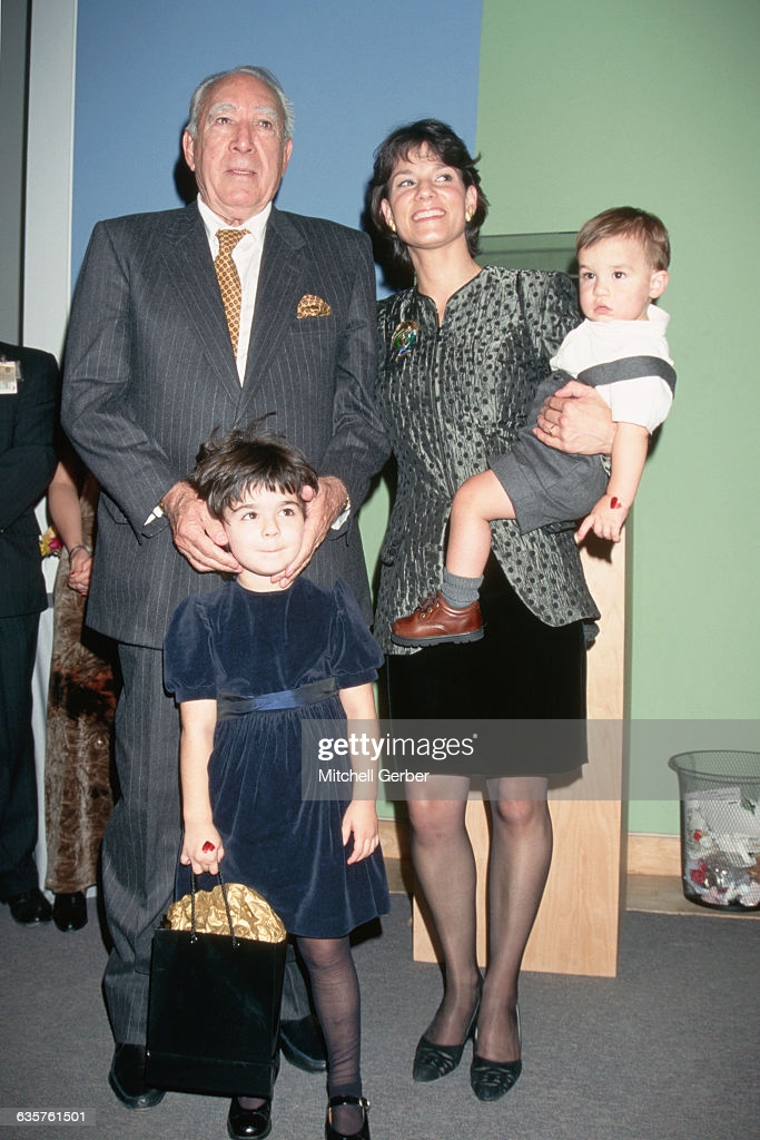 anthony-quinn-with-kathy-bevin-and-their-two-children-at-the-world-picture-id635761501