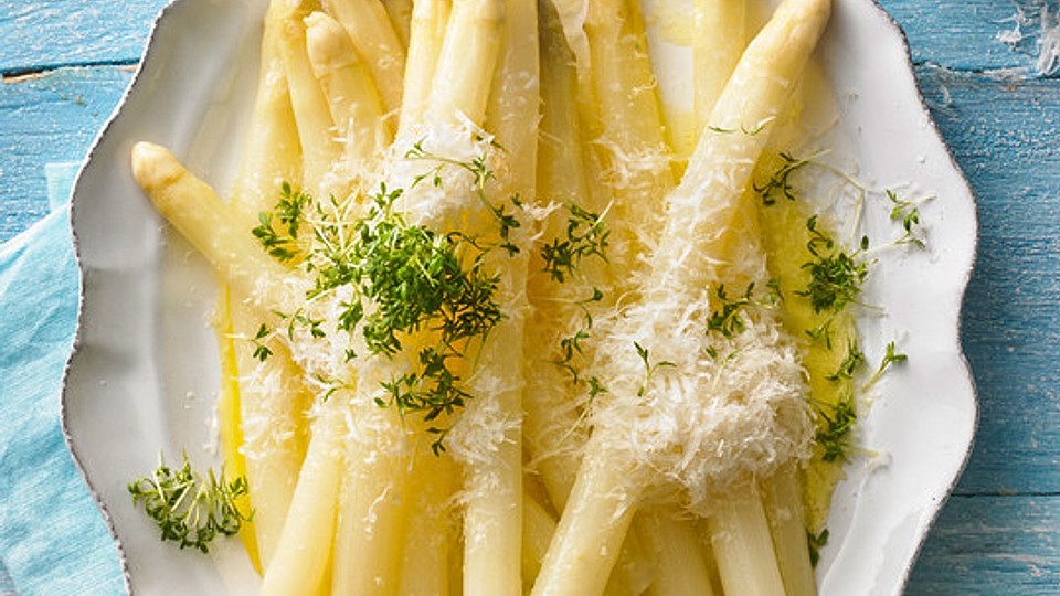 Weißer Spargel mit Butter und Parmesan von ManuGro | Chefkoch
