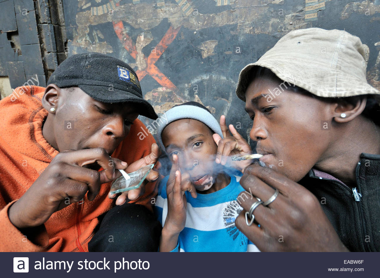 sudafrika-johannesburg-hillbrow-strasse-kinder-konsumieren-drogen-eabw6f.jpg