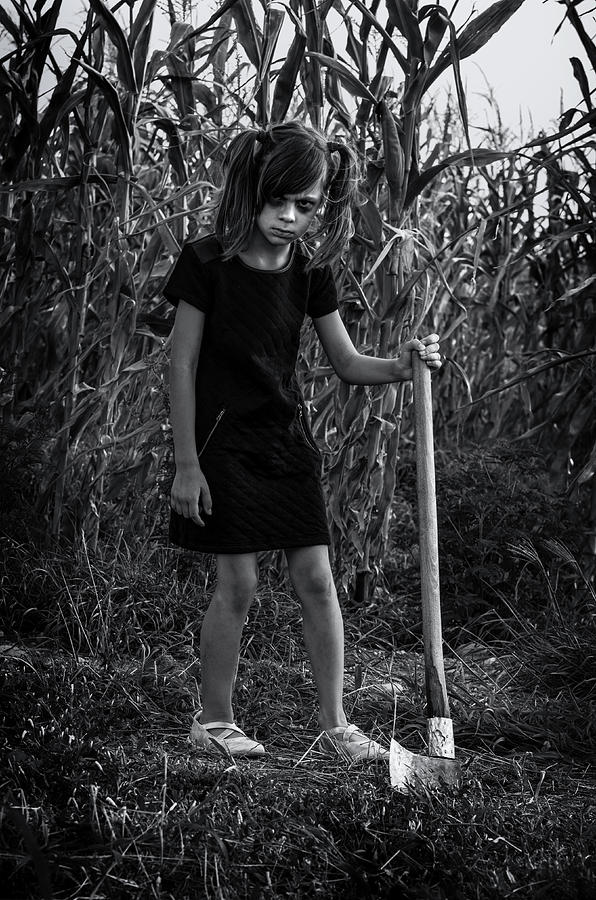 scary-little-girl-in-the-cornfield-mario-toth.jpg