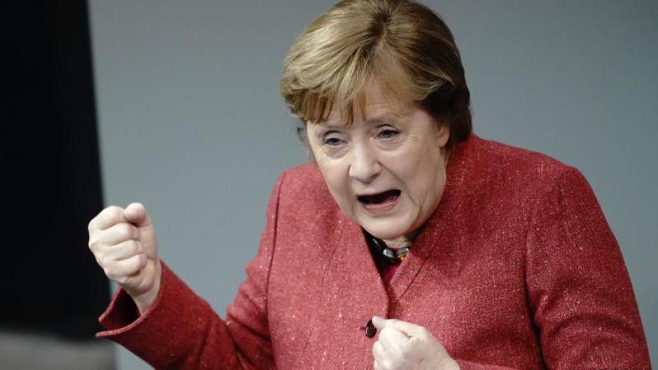 Bundeskanzlerin-Angela-Merkel-CDU-spricht-waehrend-der-Generaldebatte-zum-Bundeshaushalt-im-Bundestag.jpg